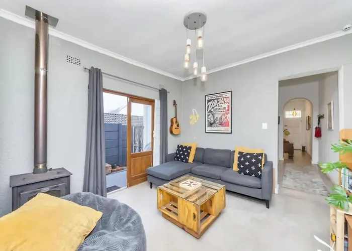 Modern And Stylish 2 Bd House In Claremont