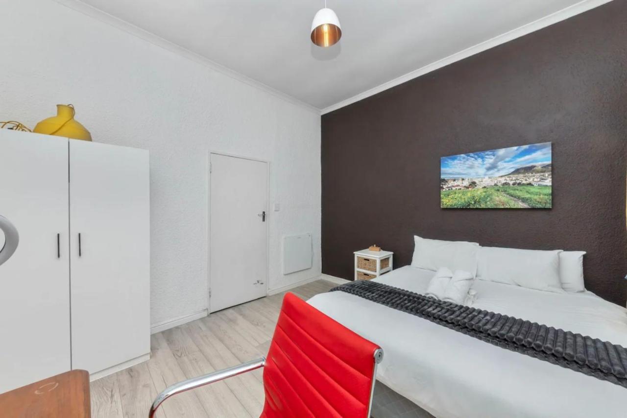 Modern And Stylish 2 Bd House In Claremont Cape Town