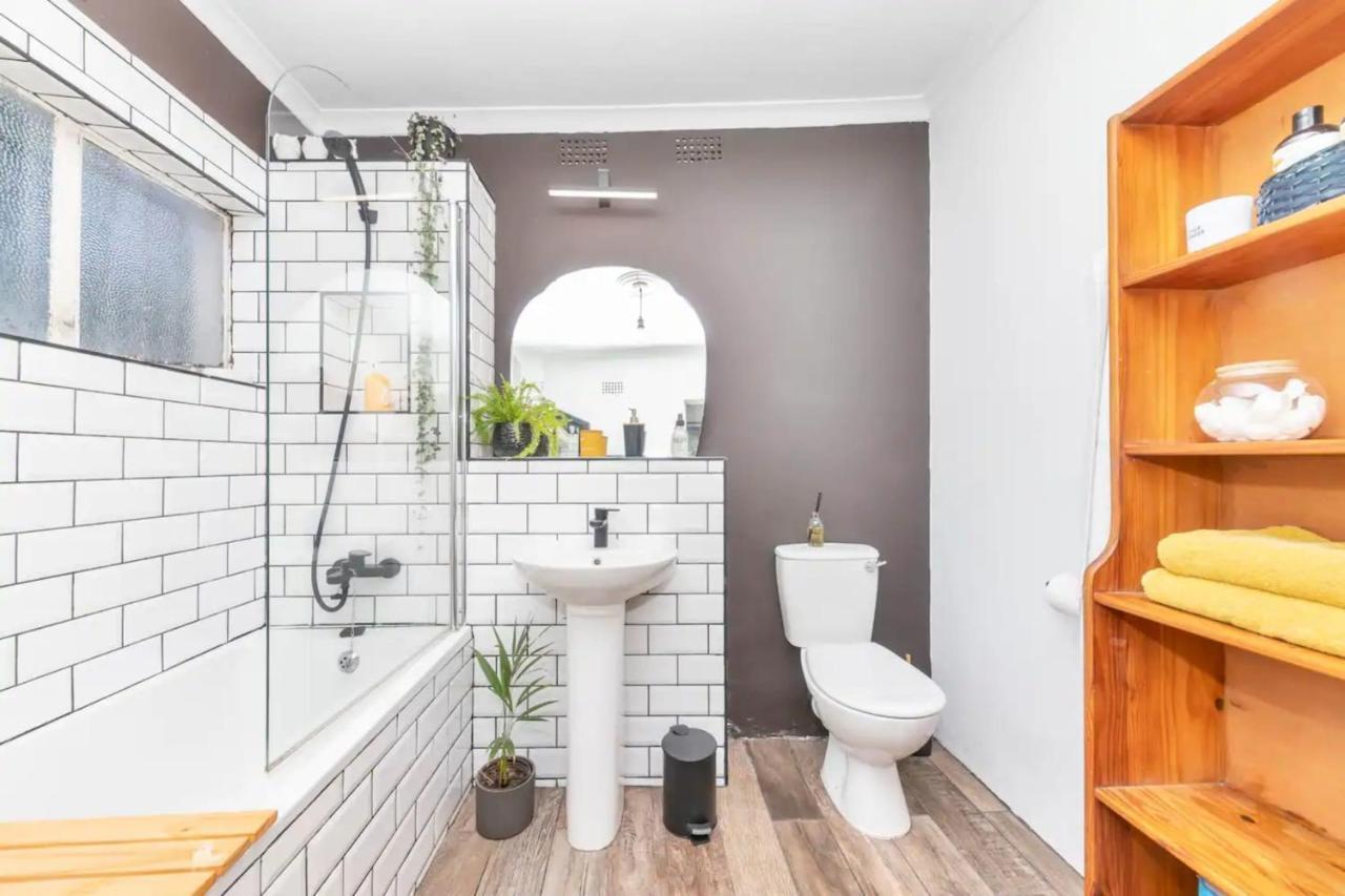 Modern And Stylish 2 Bd House In Claremont
